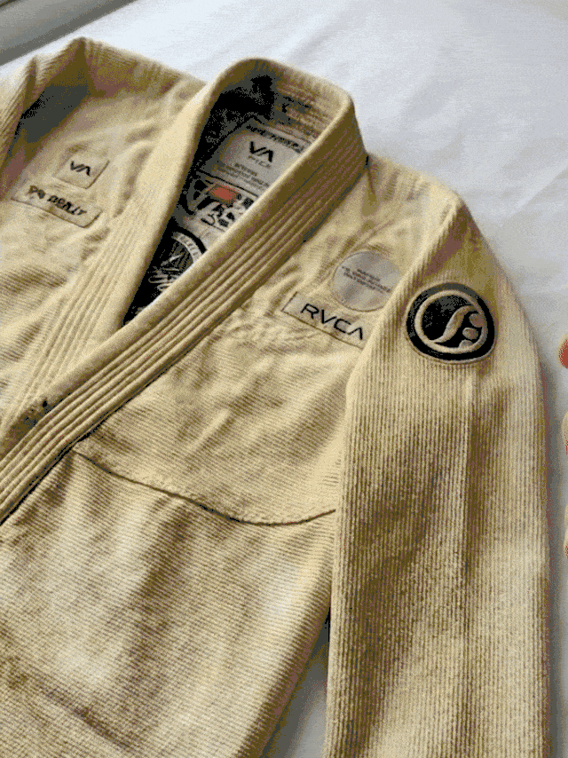 Demonstração: aplicando CombatClean Spray no kimono